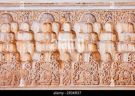 Granada, Spanien - 20. Oktober 2021: Das Innere des Alhambra-Palastes. Die Alhambra ist ein Festungskomplex in Granada, Andalusien in Spanien. Stockfoto