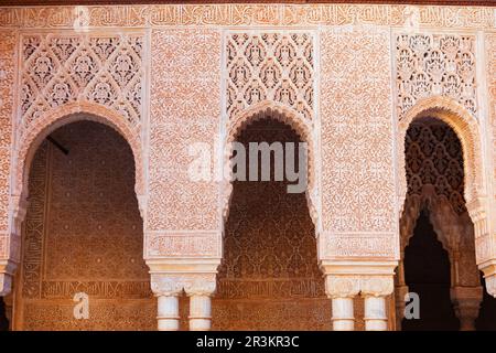 Granada, Spanien - 20. Oktober 2021: Das Innere des Alhambra-Palastes. Die Alhambra ist ein Festungskomplex in Granada, Andalusien in Spanien. Stockfoto