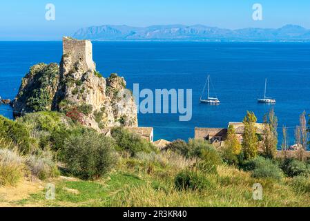 Wachturm der Tonnara von Scopello, der Torre della Tonnara in Sizilien Stockfoto