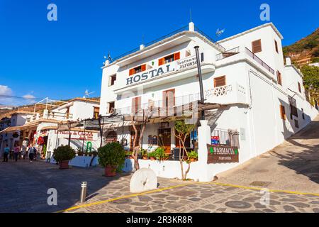 Pampaneira, Spanien - 21. Oktober 2021: Schönheitsgebäude in Pampaneira, einem Dorf in der Gegend Alpujarras in der Provinz Granada in Andalusien, Spanien Stockfoto