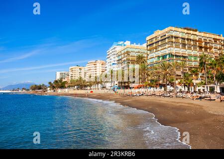 Marbella, Spanien - 24. Oktober 2021: Marbella Stadtstrand. Marbella ist eine Stadt in der Provinz Malaga in Andalusien, Spanien Stockfoto