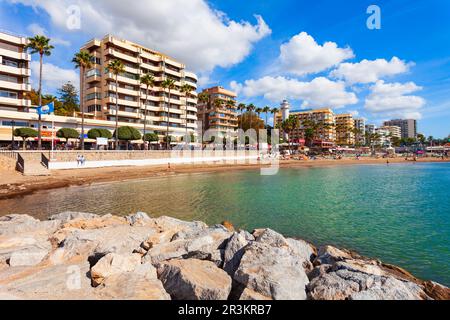 Marbella, Spanien - 24. Oktober 2021: Marbella Stadtstrand. Marbella ist eine Stadt in der Provinz Malaga in Andalusien, Spanien Stockfoto