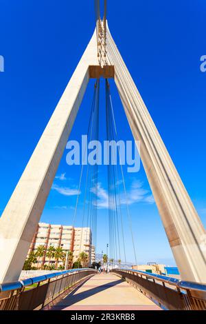 Fuengirola, Spanien - 24. Oktober 2021: Puente de la Armada ist eine Fußgängerbrücke mit Seilbahn in Fuengirola an der Costa del Sol in der Provinz Malag Stockfoto