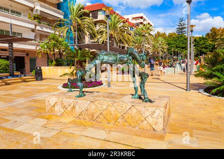 Marbella, Spanien - 24. Oktober 2021: Skulpturen von Salvador Dali an der Avenue Avenida del Mar in der Stadt Marbella in der Provinz Malaga in Andalusien Stockfoto