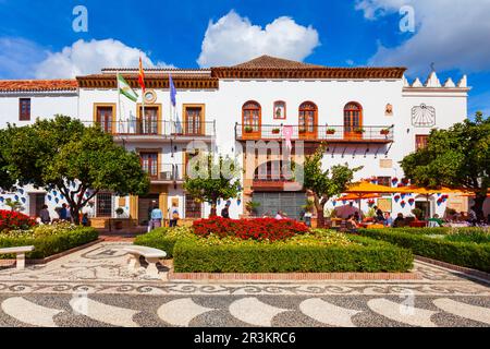 Marbella, Spanien - 24. Oktober 2021: Rathaus von Marbella oder Ayuntamiento am Plaza de los Naranjos in der Stadt Marbella in der Provinz Malaga Stockfoto