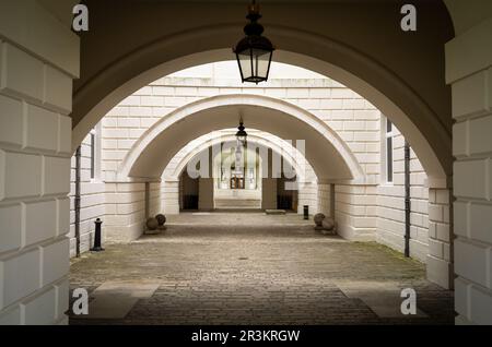 Ein kopfsteingepflasterter und gewölbter Durchgang unter dem Queen's House, heute ein Museum, das von Inigo Jones im 17. Jahrhundert als erster Architekt entworfen wurde Stockfoto