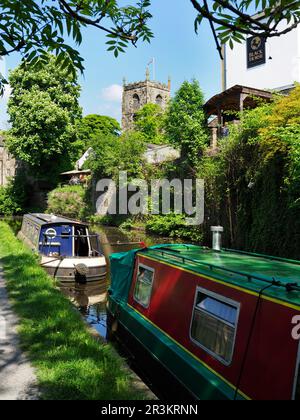 Schmalboote auf dem Springs Branch Canal in Skipton North Yorkshire England Stockfoto