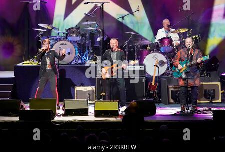 23. Mai 2023: Musiker - Hammish Stuart auf Bass, Gregg Bissonetter auf Schlagzeug und Colin Hay auf Gitarre mit RINGO STARR und seiner All STARR BAND, live im Long Beach Terrace Theater, Long Beach, CA., USA, 23. Mai, 2023. (Kreditbild: © Scott Mitchell/ZUMA Press Wire) NUR REDAKTIONELLE VERWENDUNG! Nicht für den kommerziellen GEBRAUCH! Stockfoto