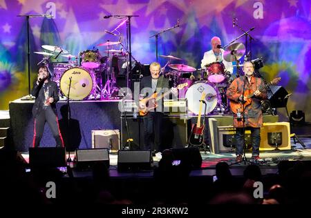 23. Mai 2023: Musiker - Hammish Stuart auf Bass, Gregg Bissonetter auf Schlagzeug und Colin Hay auf Gitarre mit RINGO STARR und seiner All STARR BAND, live im Long Beach Terrace Theater, Long Beach, CA., USA, 23. Mai, 2023 (Kreditbild: © Scott Mitchell/ZUMA Press Wire) NUR REDAKTIONELLE VERWENDUNG! Nicht für den kommerziellen GEBRAUCH! Stockfoto