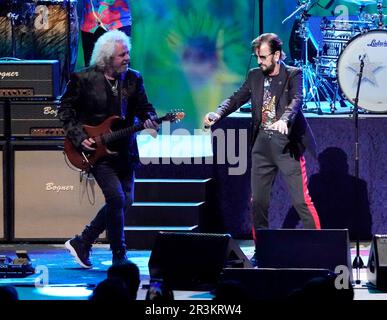 23. Mai 2023: Musiker - Ringo Star und Gitarrist Steve Lukather aus Toto auf der Bühne mit RINGO STARR und seiner All STARR BAND, live im Long Beach Terrace Theater, Long Beach, CA., USA, 23. Mai, 2023. (Kreditbild: © Scott Mitchell/ZUMA Press Wire) NUR REDAKTIONELLE VERWENDUNG! Nicht für den kommerziellen GEBRAUCH! Stockfoto