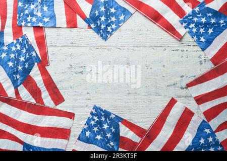 4. Juli Hintergrund. AMERIKANISCHE Flaggenpapierserviette und Picknick-Cocktailhalme auf altem weißem Tischhintergrund. Fröhliche Arbeit, Unabhängigkeit, Präsidententag. Happ Stockfoto