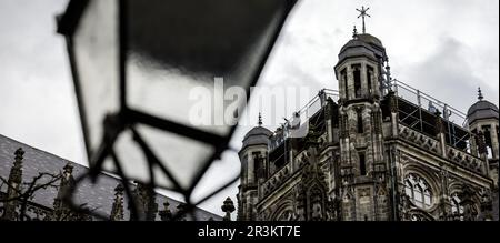 DEN BOSCH - die Tage der Menschen gehen über den Dachkamm und um den Celebration Tower der monumentalen Kathedrale St. John. Jetzt, da die Schiefer auf dem Dach ausgetauscht werden, ist dieser Aufstieg eine einzigartige Gelegenheit, da die Installation eines solchen Gerüsts und Gehwerks erst in 100 Jahren möglich sein wird. ANP ROB ENGELAAR niederlande raus - belgien raus Stockfoto