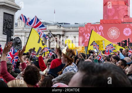 London, Großbritannien. 6. Mai 2023. Royalisten winken Union Jacks am Trafalgar Square neben Demonstranten der Anti-Monarchie-Bewegung Republik während der Krönung von König Karl III. Die Republik setzt sich dafür ein, dass die Monarchie durch ein demokratisch gewähltes verfassungsmäßiges Staatsoberhaupt ersetzt wird. Kredit: Mark Kerrison/Alamy Live News Stockfoto