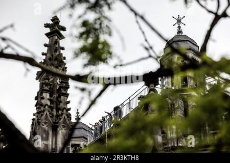 DEN BOSCH - die Tage der Menschen gehen über den Dachkamm und um den Celebration Tower der monumentalen Kathedrale St. John. Jetzt, da die Schiefer auf dem Dach ausgetauscht werden, ist dieser Aufstieg eine einzigartige Gelegenheit, da die Installation eines solchen Gerüsts und Gehwerks erst in 100 Jahren möglich sein wird. ANP ROB ENGELAAR niederlande raus - belgien raus Stockfoto