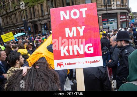 London, Großbritannien. 6. Mai 2023. Aktivisten der Anti-Monarchie-Bewegung Republik protestieren auf dem Trafalgar Square nach der Krönung von König Karl III. Und Königin Camilla. Die Republik setzt sich dafür ein, dass die Monarchie durch ein demokratisch gewähltes verfassungsmäßiges Staatsoberhaupt ersetzt wird. Kredit: Mark Kerrison/Alamy Live News Stockfoto