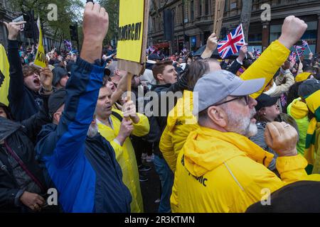 London, Großbritannien. 6. Mai 2023. Aktivisten der antimonarchischen Bewegung Republic schreien und machen Gesten, um ihre Missbilligung zu demonstrieren, während die Krönungsprozession von König Karl III. Und Königin Camilla den Trafalgar Square passiert. Die Republik setzt sich dafür ein, dass die Monarchie durch ein demokratisch gewähltes verfassungsmäßiges Staatsoberhaupt ersetzt wird. Kredit: Mark Kerrison/Alamy Live News Stockfoto