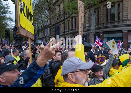 London, Großbritannien. 6. Mai 2023. Aktivisten der antimonarchischen Bewegung Republic schreien und machen Gesten, um ihre Missbilligung zu demonstrieren, während die Krönungsprozession von König Karl III. Und Königin Camilla den Trafalgar Square passiert. Die Republik setzt sich dafür ein, dass die Monarchie durch ein demokratisch gewähltes verfassungsmäßiges Staatsoberhaupt ersetzt wird. Kredit: Mark Kerrison/Alamy Live News Stockfoto