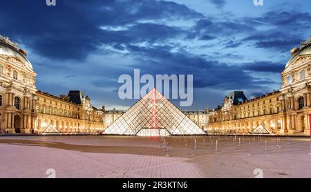 PARIS - 7. Februar: Louvre in der Dämmerung am 7. Februar 2015 in Paris. Sommer Ausstellung im Louvre Museum Stockfoto