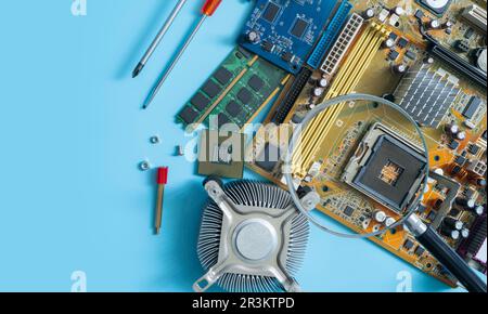 Computerchip und Lupe. Chipsatz auf der elektronischen Leiterplatte der PC-Hauptplatine in der Reparaturwerkstatt. CPU-Chip. Elektronische Bauteile. Stockfoto