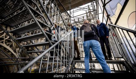 DEN BOSCH - die Tage der Menschen gehen über den Dachkamm und um den Celebration Tower der monumentalen Kathedrale St. John. Jetzt, da die Schiefer auf dem Dach ausgetauscht werden, ist dieser Aufstieg eine einzigartige Gelegenheit, da die Installation eines solchen Gerüsts und Gehwerks erst in 100 Jahren möglich sein wird. ANP ROB ENGELAAR niederlande raus - belgien raus Stockfoto