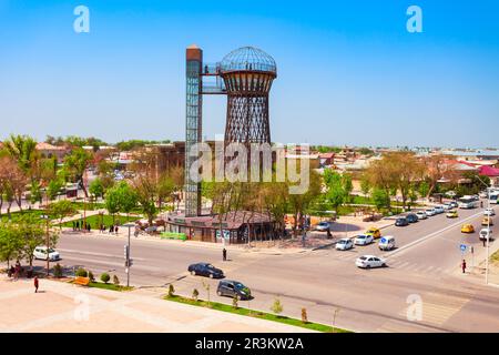 Bukhara, Usbekistan - 16. April 2021: Der Wasserturm von Bukhara oder der Shukhov-Turm befindet sich gegenüber der Arche-Festung in der Stadt Bukhara, Usbekistan Stockfoto