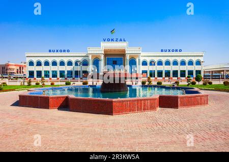 Bukhara, Usbekistan - 16. April 2021: Das Gebäude von Buxoro Vokzal ist der wichtigste Bahnhof für Personenbeförderung in der Stadt Bukhara, Usbekistan Stockfoto