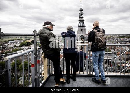 DEN BOSCH - die Tage der Menschen gehen über den Dachkamm und um den Celebration Tower der monumentalen Kathedrale St. John. Jetzt, da die Schiefer auf dem Dach ausgetauscht werden, ist dieser Aufstieg eine einzigartige Gelegenheit, da die Installation eines solchen Gerüsts und Gehwerks erst in 100 Jahren möglich sein wird. ANP ROB ENGELAAR niederlande raus - belgien raus Stockfoto