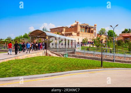 Samarkand, Usbekistan - 18. April 2021: Hazrat Khizr oder Hazret Hyzr Moschee in der Stadt Samarkand in Usbekistan Stockfoto