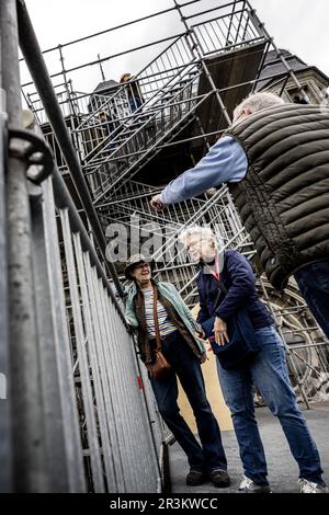 DEN BOSCH - die Tage der Menschen gehen über den Dachkamm und um den Celebration Tower der monumentalen Kathedrale St. John. Jetzt, da die Schiefer auf dem Dach ausgetauscht werden, ist dieser Aufstieg eine einzigartige Gelegenheit, da die Installation eines solchen Gerüsts und Gehwerks erst in 100 Jahren möglich sein wird. ANP ROB ENGELAAR niederlande raus - belgien raus Stockfoto