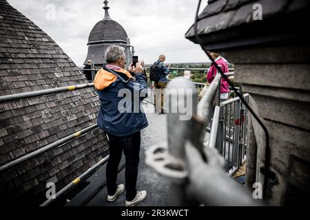 DEN BOSCH - die Tage der Menschen gehen über den Dachkamm und um den Celebration Tower der monumentalen Kathedrale St. John. Jetzt, da die Schiefer auf dem Dach ausgetauscht werden, ist dieser Aufstieg eine einzigartige Gelegenheit, da die Installation eines solchen Gerüsts und Gehwerks erst in 100 Jahren möglich sein wird. ANP ROB ENGELAAR niederlande raus - belgien raus Stockfoto