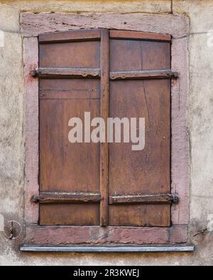 Alte hölzerne Fensterläden in einem historischen Gebäude in der französischen Altstadt von Colmar Stockfoto