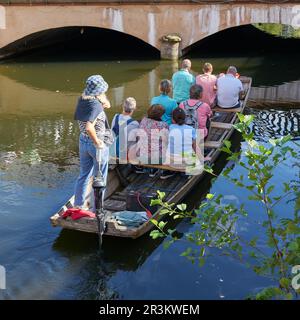 Touristen während einer Bootsfahrt auf dem Fluss Lauch in der französischen Altstadt von Colmar Stockfoto