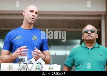 Neu ernannter ehemaliger bermudischer Cricketspieler David Hemp (L) spricht mit Journalisten, nachdem er als Head and bat in die Bangladesch High Performance Unit eingetreten ist Stockfoto