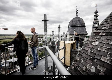 DEN BOSCH - die Tage der Menschen gehen über den Dachkamm und um den Celebration Tower der monumentalen Kathedrale St. John. Jetzt, da die Schiefer auf dem Dach ausgetauscht werden, ist dieser Aufstieg eine einzigartige Gelegenheit, da die Installation eines solchen Gerüsts und Gehwerks erst in 100 Jahren möglich sein wird. ANP ROB ENGELAAR niederlande raus - belgien raus Stockfoto