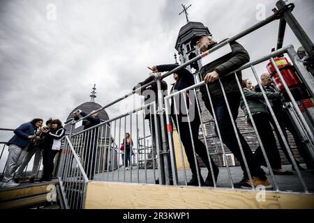 DEN BOSCH - die Tage der Menschen gehen über den Dachkamm und um den Celebration Tower der monumentalen Kathedrale St. John. Jetzt, da die Schiefer auf dem Dach ausgetauscht werden, ist dieser Aufstieg eine einzigartige Gelegenheit, da die Installation eines solchen Gerüsts und Gehwerks erst in 100 Jahren möglich sein wird. ANP ROB ENGELAAR niederlande raus - belgien raus Stockfoto