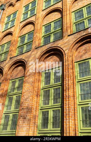 Antike Architektur der Altstadt in Danzig Polen. Wunderschöne und farbenfrohe alte Häuser historischer Teil der Innenstadt. Reiseziel Stockfoto