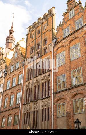 Antike Architektur der Altstadt in Danzig Polen. Wunderschöne und farbenfrohe alte Häuser historischer Teil der Innenstadt. Reiseziel Stockfoto