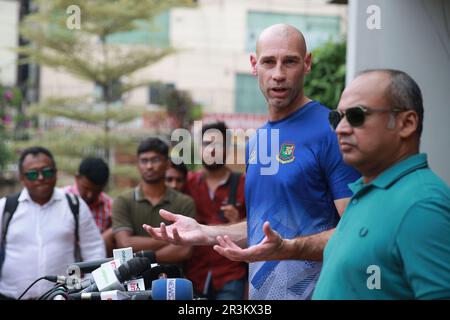 Neu ernannter ehemaliger bermudischer Cricketspieler David Hemp (L) spricht mit Journalisten, nachdem er als Head and bat in die Bangladesch High Performance Unit eingetreten ist Stockfoto