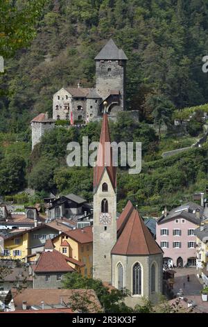 Schloss Bronzolo und Pfarrkirche St. Andreas in Chiusa, Südtirol Stockfoto