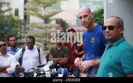 Neu ernannter ehemaliger bermudischer Cricketspieler David Hemp (L) spricht mit Journalisten, nachdem er als Head and bat in die Bangladesch High Performance Unit eingetreten ist Stockfoto