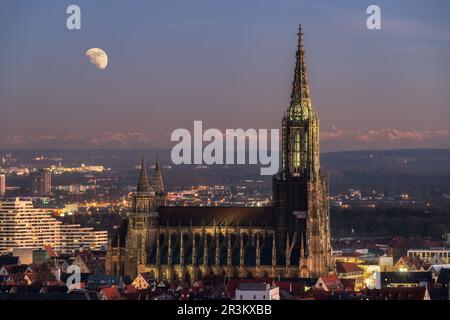 Kompositum von Minster in Ulm mit Bergkette, Alpen und Vollmond Stockfoto