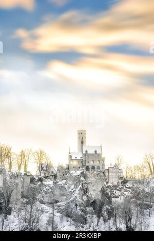 Sonnenuntergang im Winter mit Schnee im Schloss Lichtenstein bei Reutlingen Stockfoto