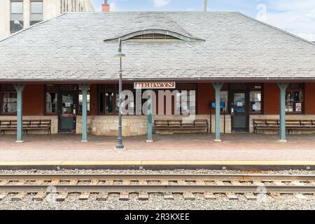 Der Bahnhof Berwyn Metra im Herzen der Innenstadt von Berwyn fährt in Richtung Chicago. Stockfoto