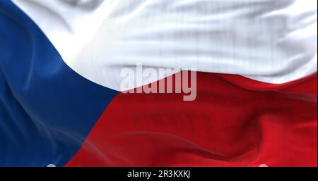 Nahaufnahme der tschechischen Nationalflagge, die im Wind winkt Stockfoto