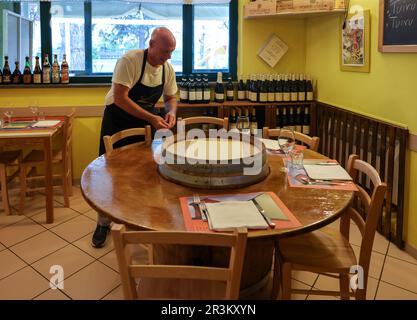 Albaretto della Torre; Italien - 7. September 2022: Das Familienrestaurant Ristoro La Torre in Albaretto della Torre mit großartiger Piedmont Cuisi Stockfoto