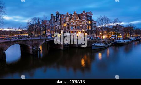 Amsterdamer Kanäle mit Weihnachtslichtern im Dezember, Grachtenhistorisches Zentrum Amsterdam bei Nacht Stockfoto