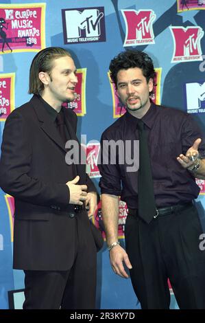 Mailand Italien 1998-11-12:Huey Morgan und Brian Leiser von "Fun Lovin"-Kriminellen bei den MTV Europe Music Awards 1998 Stockfoto