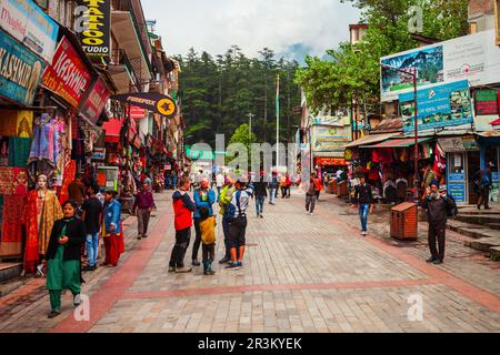 Manali, INDIEN - 27. SEPTEMBER 2019: Die Mall ist eine Hauptfußgängerstraße in der Manali-Stadt im Bundesstaat Himachal Pradesh in Indien Stockfoto