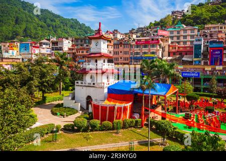 Mandi, INDIEN - 05. OKTOBER 2019: Uhrturm im Versunkenen öffentlichen Garten in Mandi, Bundesstaat Himachal Pradesh in Indien Stockfoto