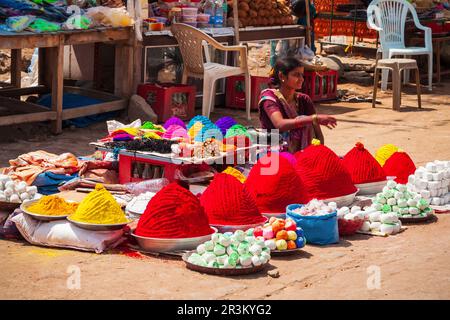 HAMPI, INDIEN - 21. FEBRUAR 2012: Holi Pulver Farben auf dem lokalen Markt in Indien Stockfoto